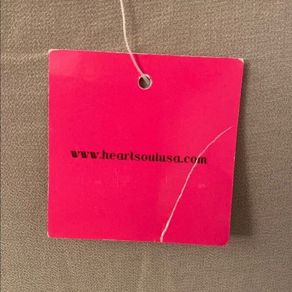 NWT Studded Shoulder Cream Cap Sleeve Tee. - Picture 4 of 9